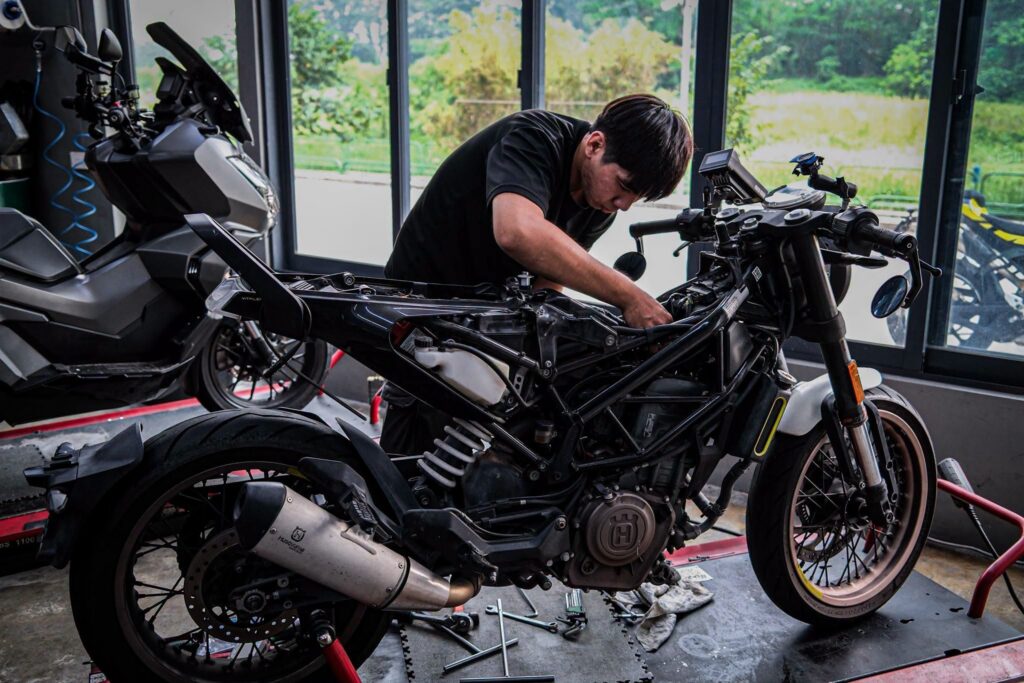 Husqvarna Svartpilen 200 Servicing